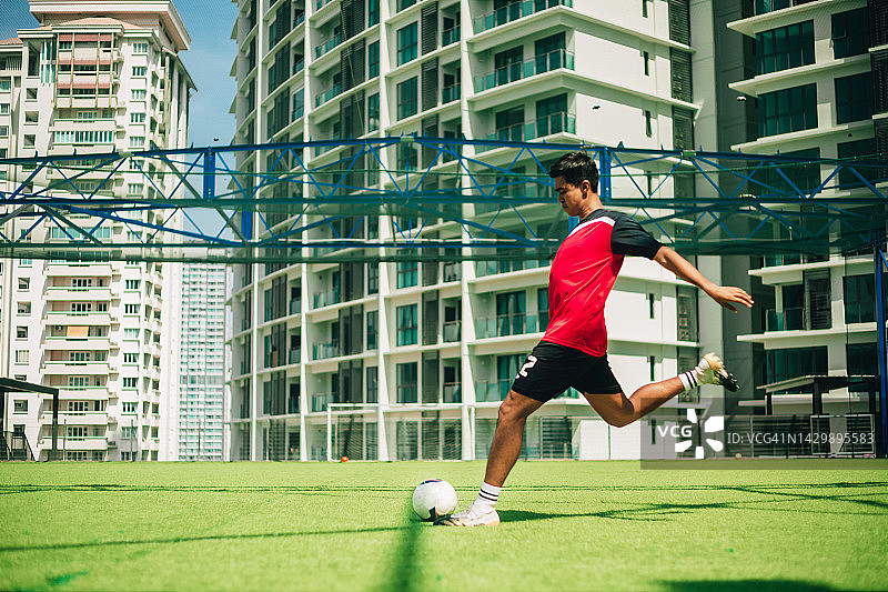 踢足球射门得分图片素材