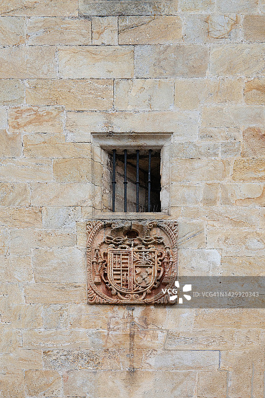 蒙多涅多大教堂墙上的小窗户和主教徽章图片素材
