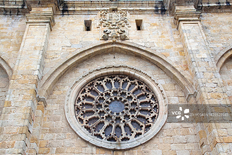 蒙多涅多大教堂的玫瑰窗和主教徽章图片素材