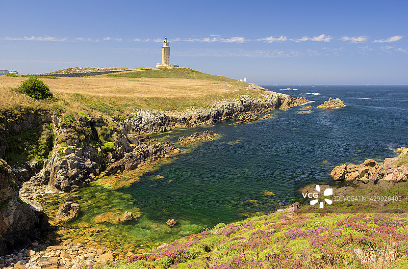 西班牙加利西亚拉科鲁尼亚，赫拉克勒斯塔背景下的海岸图片素材