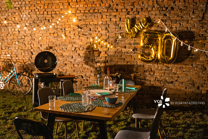 为生日聚会准备的空桌子图片素材