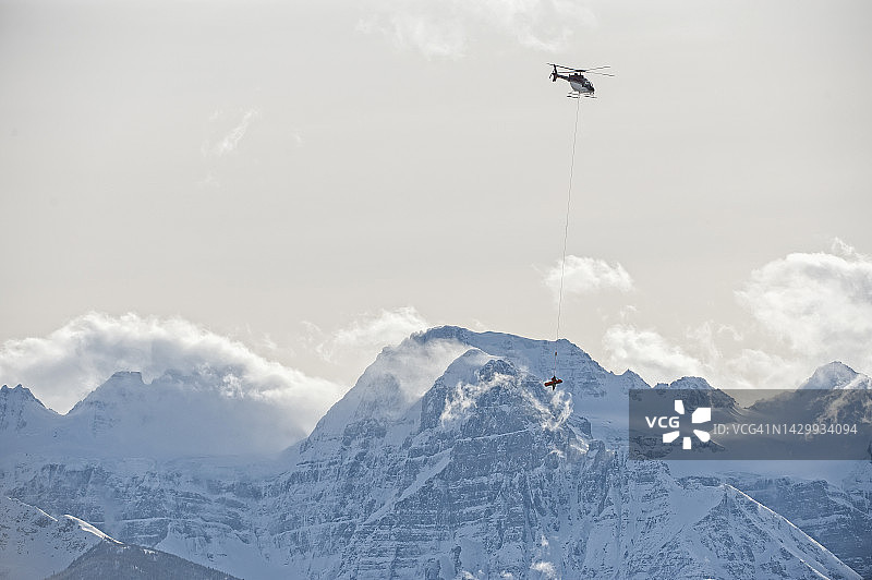 直升机飞越皑皑雪山图片素材