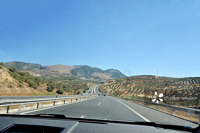 透过汽车挡风玻璃看到的道路图片素材