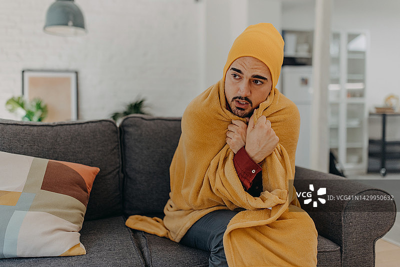 穿暖和衣服的男人正在取暖图片素材