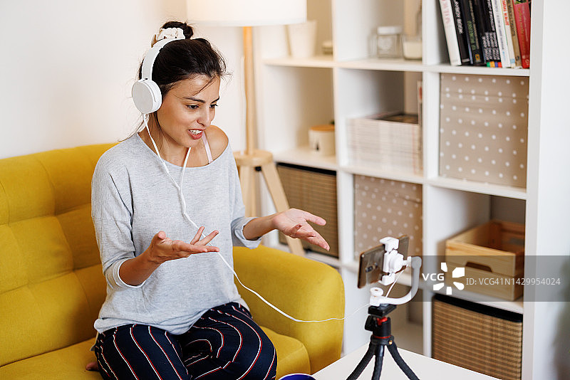 年轻女人在家用手机直播生活指导视频图片素材