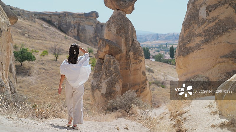 在土耳其卡帕多奇亚旅行的年轻女游客图片素材
