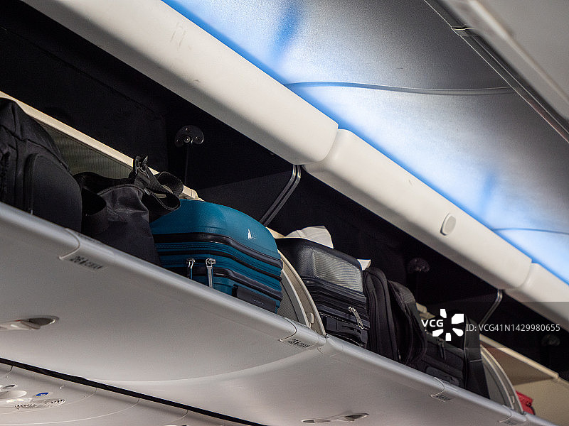 起飞前登机：超大件行李被塞进行李舱图片素材