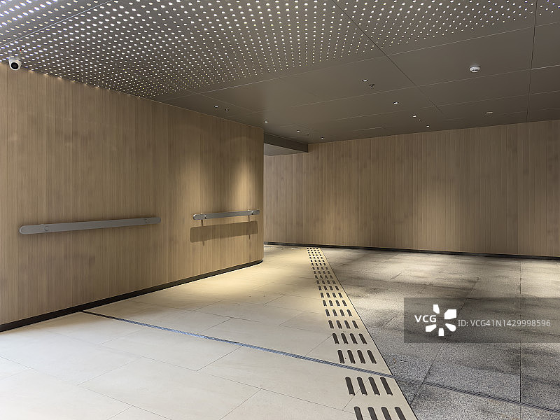 地铁站大厅内的盲道图片素材