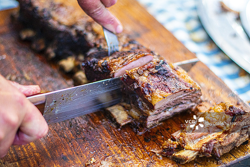 烤肉，用刀切割（“Asado” - 阿根廷传统食品）图片素材