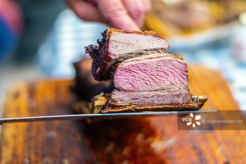 烤肉，用刀切割（“Asado” - 阿根廷传统食品）图片素材