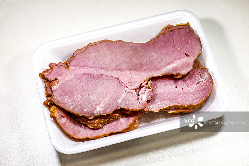 一次性塑料托盘中的冷切猪肉图片素材