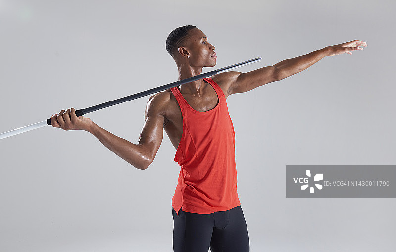 投掷标枪的运动员图片素材