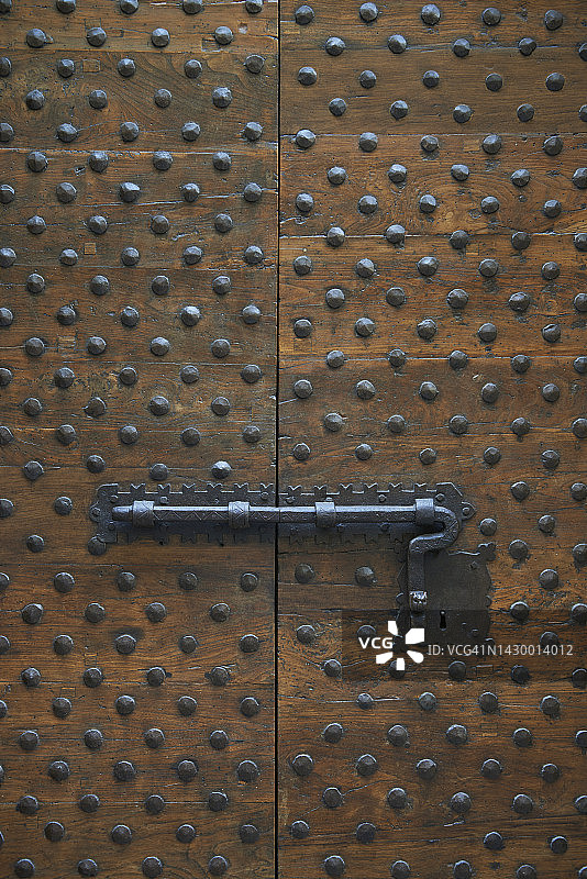 锤打过的木门上的旧螺栓图片素材