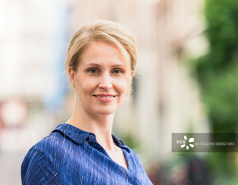 微笑的头像和肩膀图片素材