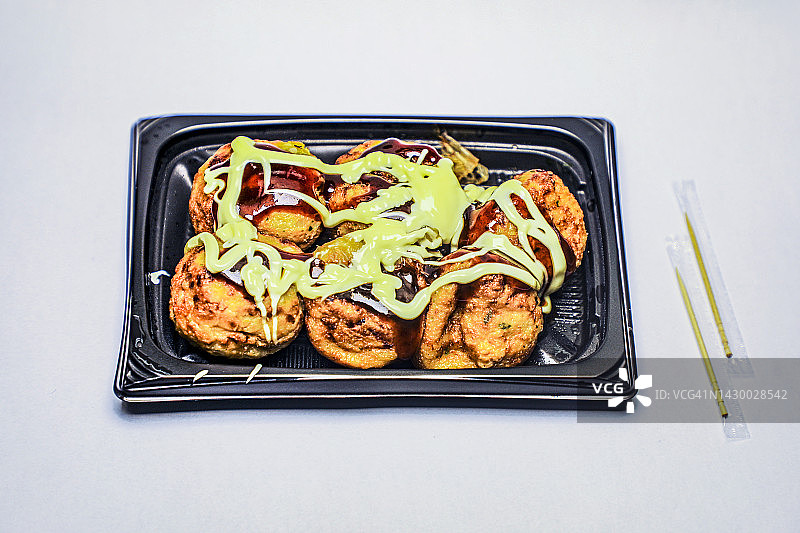 美味的章鱼小丸子配酱汁和蛋黄酱图片素材