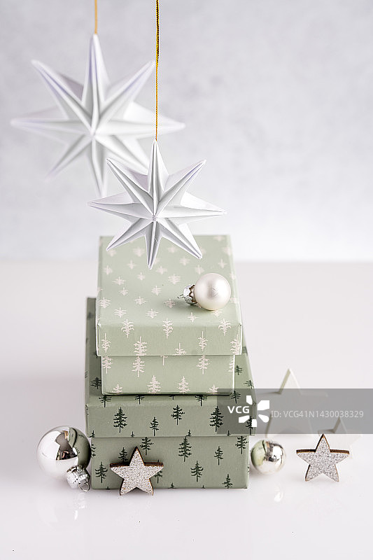 浅色背景上的圣诞装饰：星星、礼品盒、圣诞树装饰品，圣诞氛围图片素材