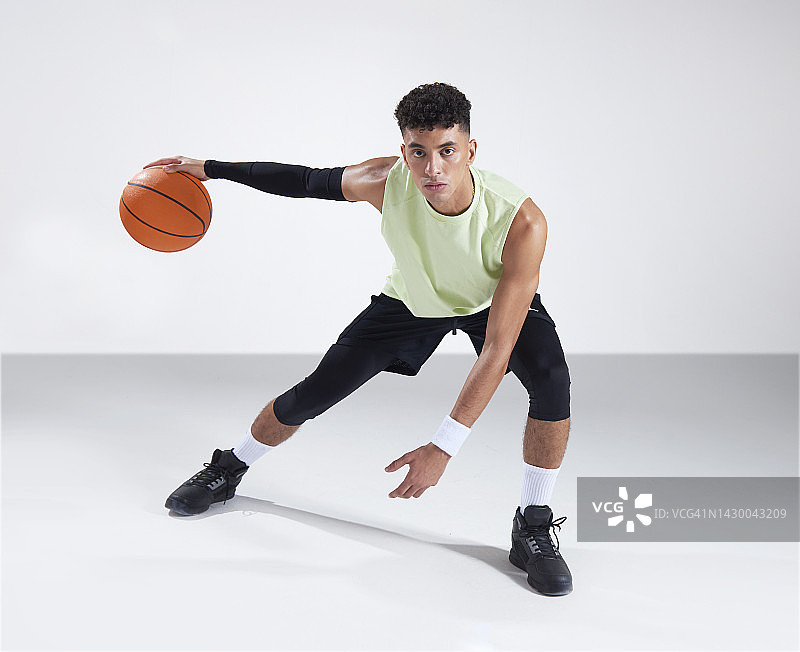 男人打篮球图片素材