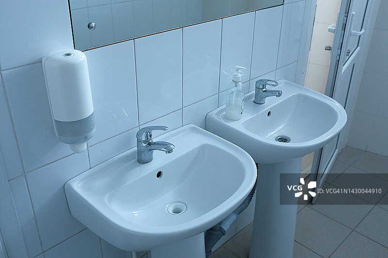 公共场所内需要维修的空旷女洗手间图片素材