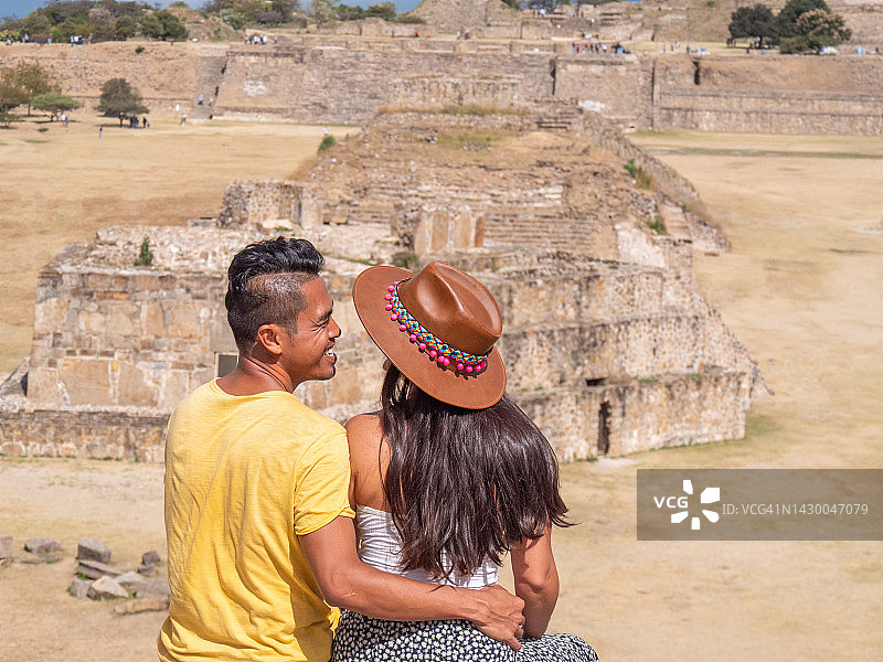 情侣参观墨西哥的寺庙和遗址图片素材