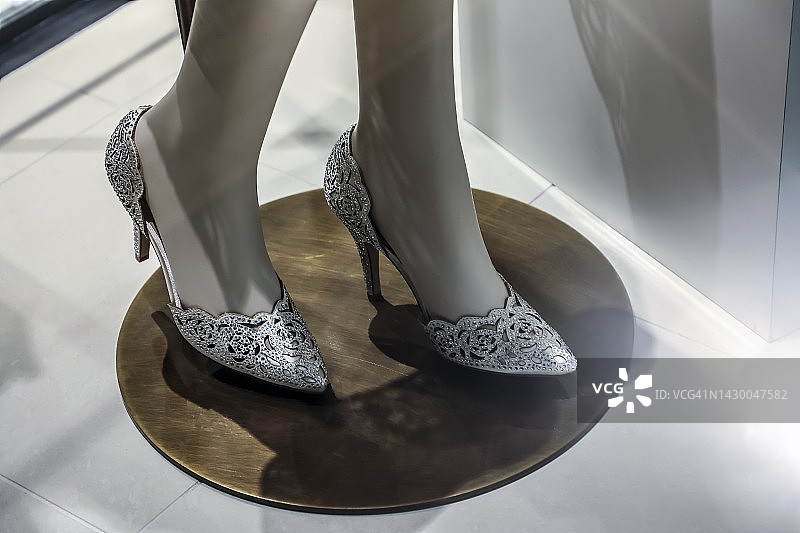 镶有水钻装饰的女士银色高跟鞋图片素材