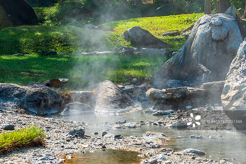 泰国南邦Chae Son国家公园温泉-天然矿泉水和美丽的晨景图片素材