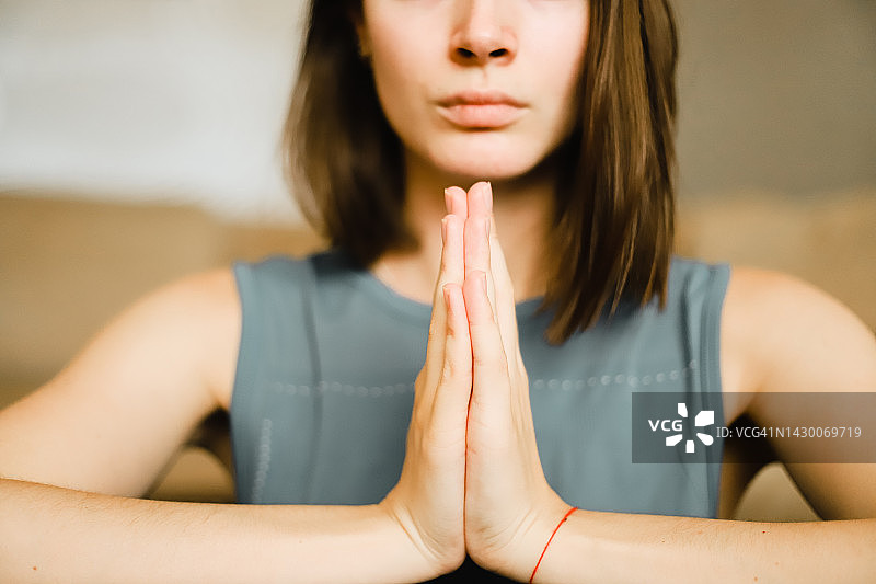 在家练瑜伽、普拉提、伸展运动图片素材