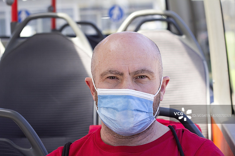 在公共交通工具上戴口罩的男人图片素材