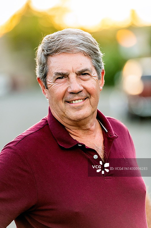 微笑的年长的白人男人看着镜头图片素材