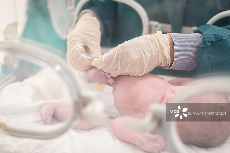 新生儿脚上的名牌图片素材