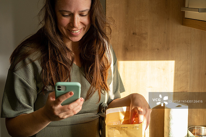 手持手机和气泡信封的女人图片素材