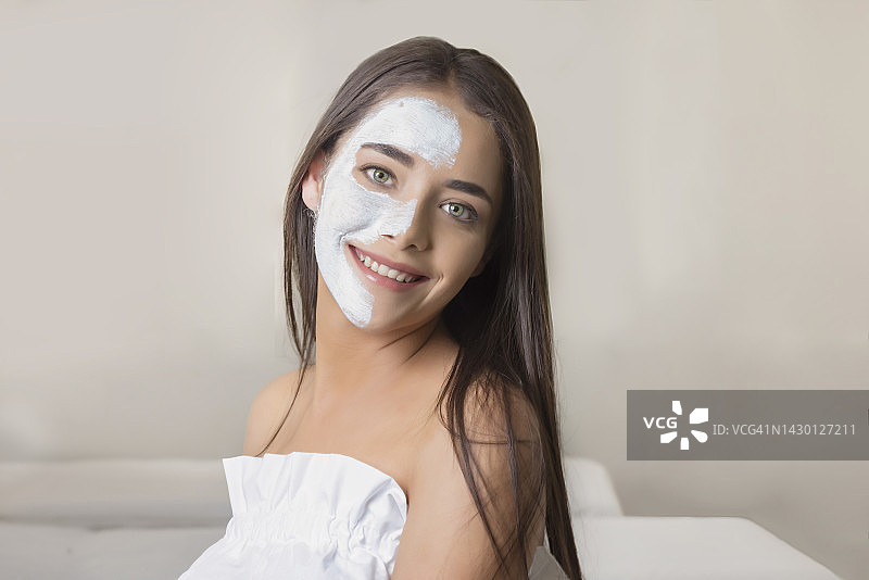 年轻女人戴着面具看着镜头图片素材