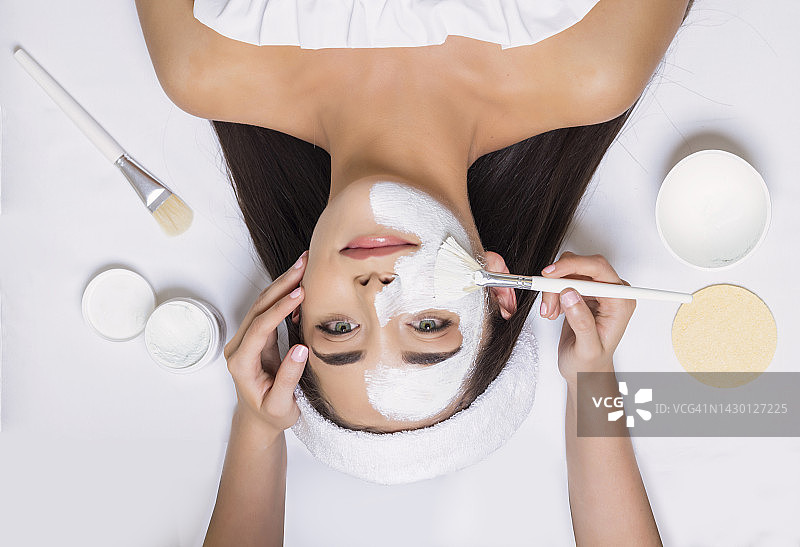 敷面膜时看着镜头的女人图片素材