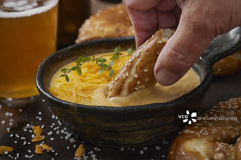 啤酒奶酪酱配软Pretzel面包图片素材