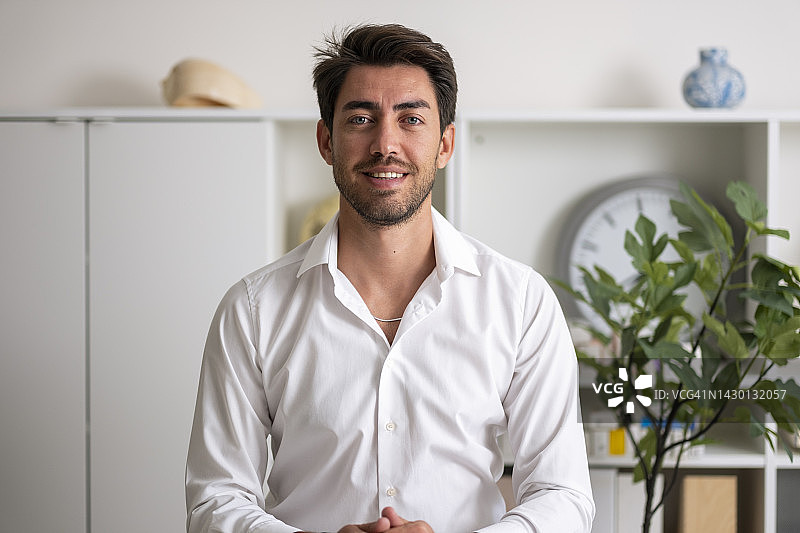 年轻英俊的商务男士肖像图片素材