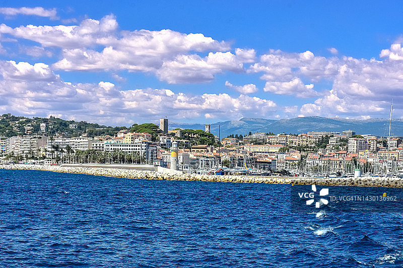 法国蓝色海岸戛纳的天际线和海滨图片素材