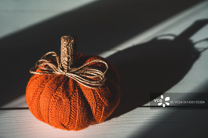 橙色线编织的装饰性南瓜图片素材