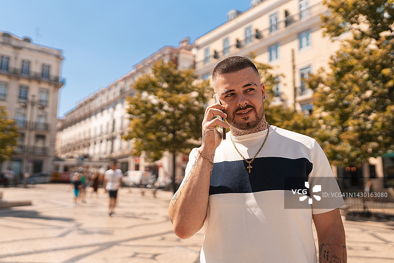 在户外打电话的青年男人图片素材