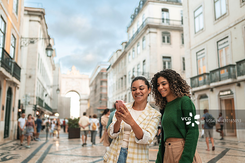 在奥古斯塔街上的游客图片素材