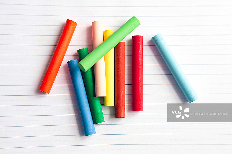 衬纸上的一组彩色蜡笔图片素材