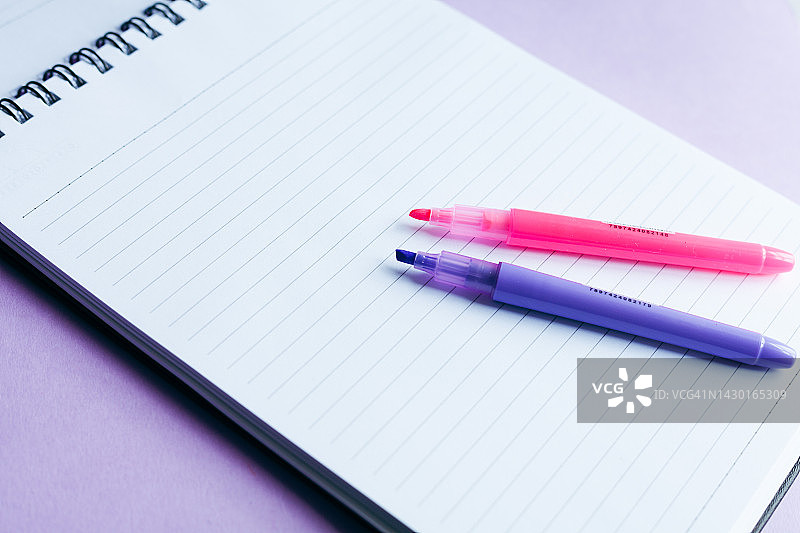笔记本上的紫色和粉色荧光笔图片素材