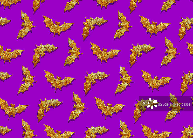 紫色背景上的塑料蝙蝠玩具图片素材