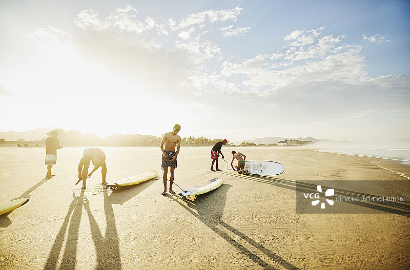 家人冲浪课准备下水广角图片素材