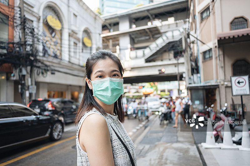 年轻的亚洲女性在周末的暹罗广场步行街上悠闲漫步图片素材