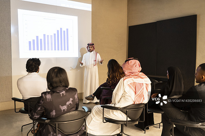 沙特商人与执行团队分享财务数据图片素材