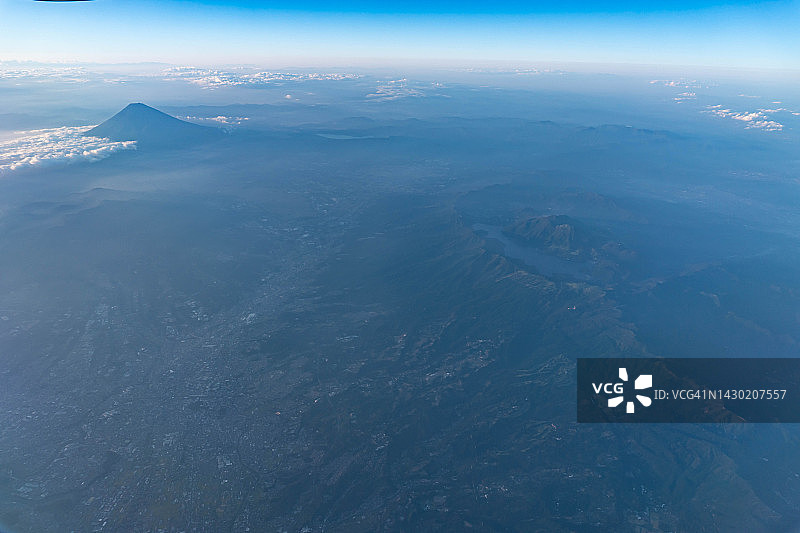 从飞机上俯瞰日本富士山和箱根山图片素材