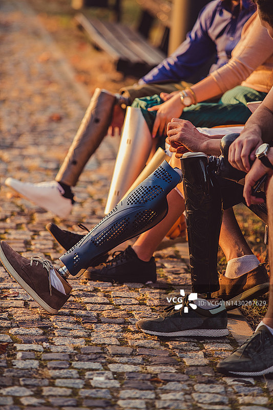 一群用户使用的精密腿部假肢图片素材