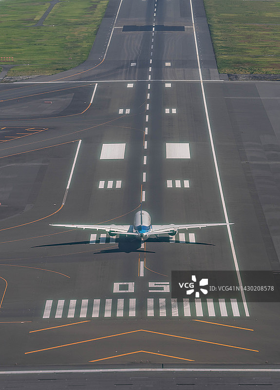 从飞机上俯瞰日本东京羽田国际机场图片素材