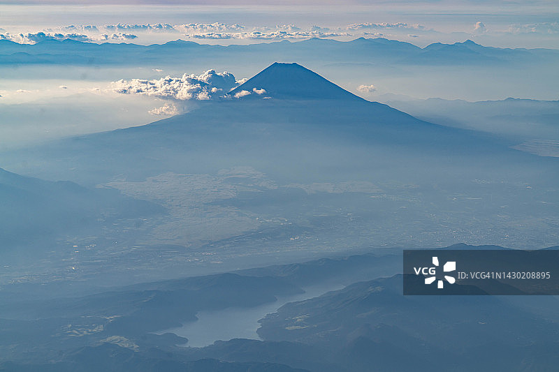 飞机航拍的日本神奈川县富士山和箱根山图片素材