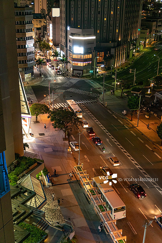 日本那霸市灯火通明的街道图片素材