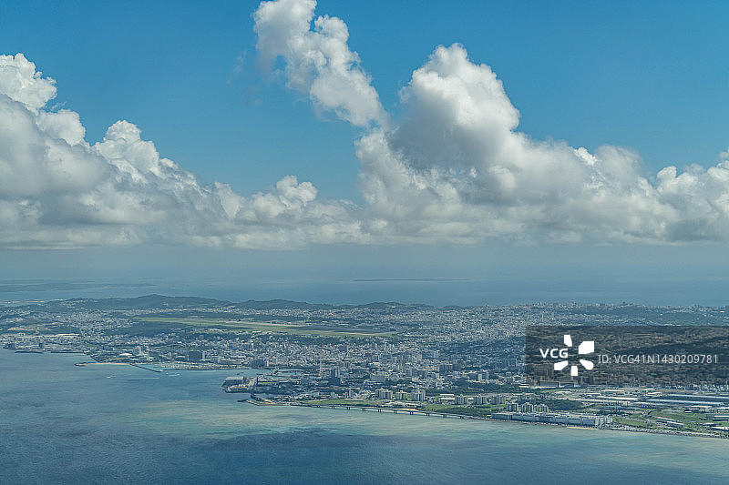 从飞机上俯瞰日本冲绳的珊瑚海滩图片素材